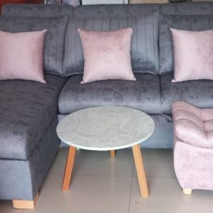 Sala y puf con mesa de centro